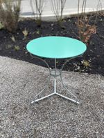 Schöner alter Gartentisch, frisch restauriert, aus Metall