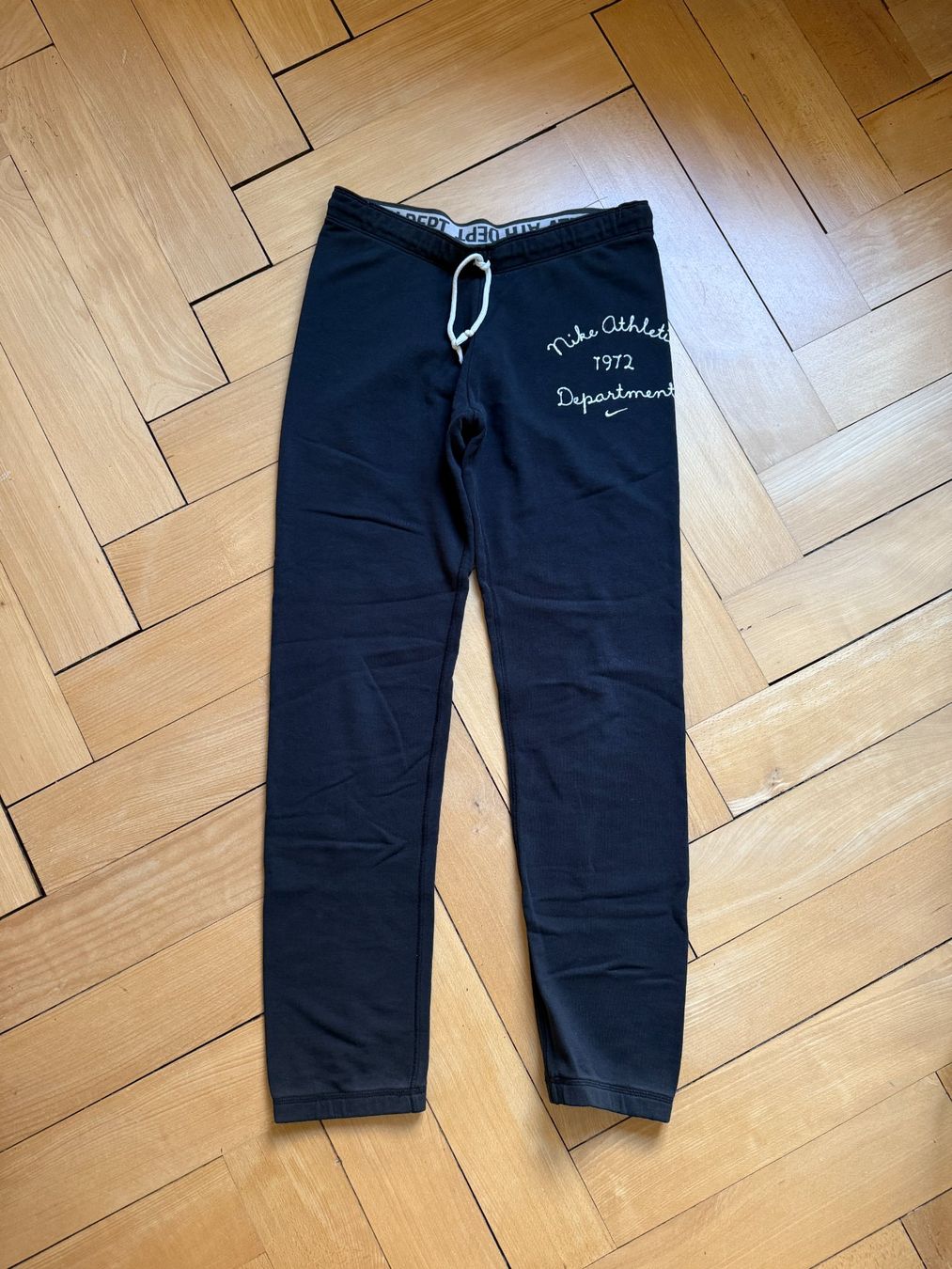 Nike Pantalons: NIKE - Trainerhose schwarz S – D'occasion à Zürich par Diazaio