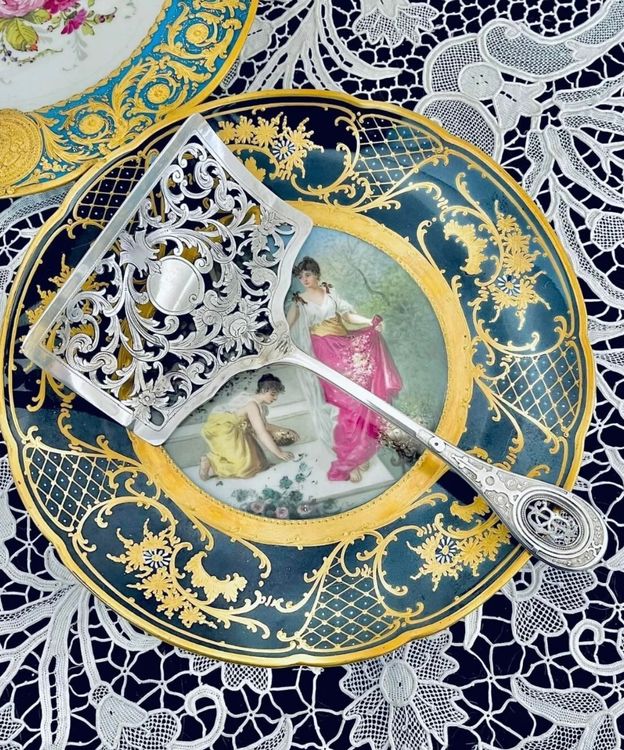 BELLE PAIRE DE Plats Dessous-De-Bouteille - Argent Massif Minerve Xix