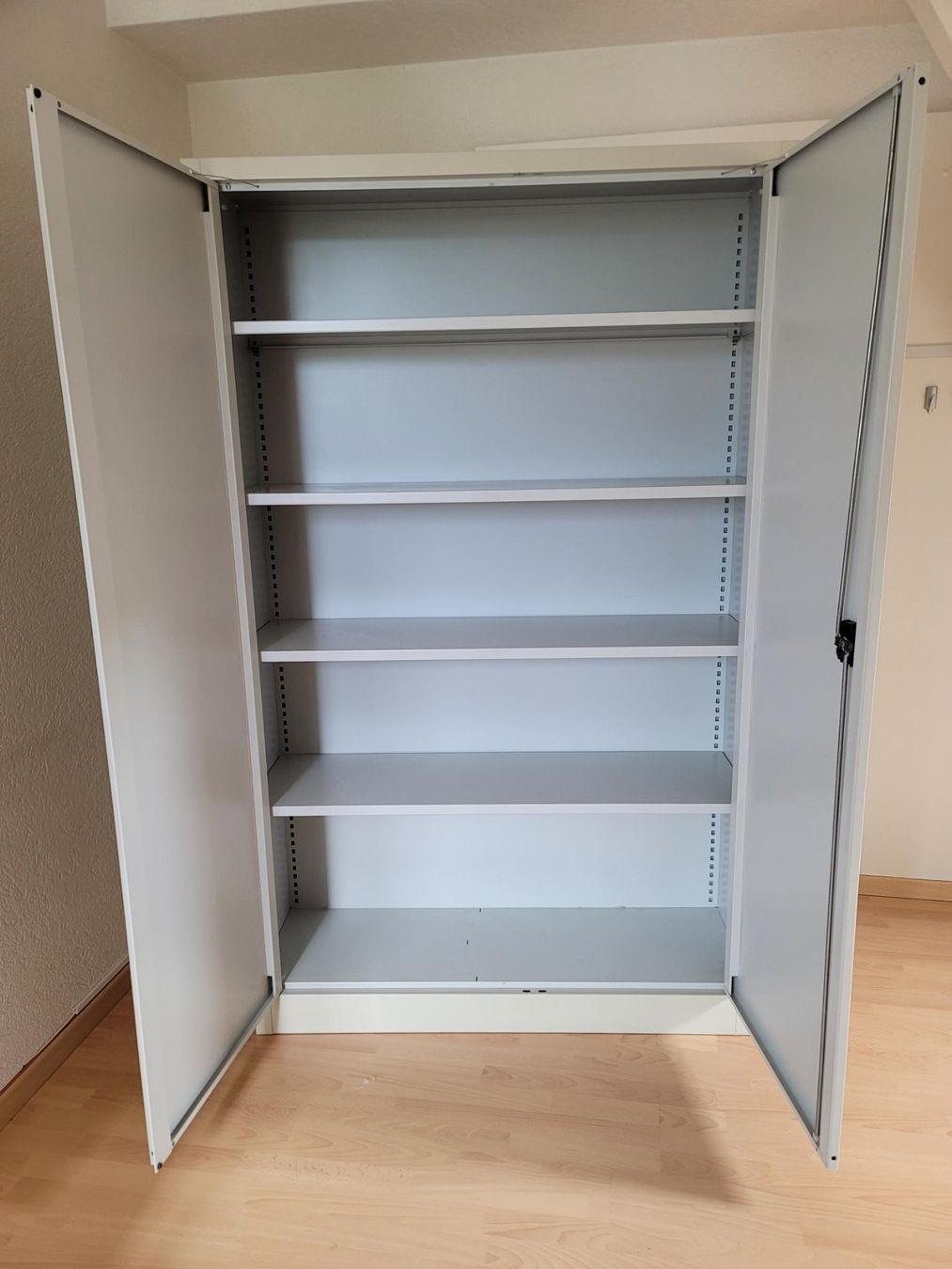 Armadi: Flügeltür schrank – Usato da Muhen venduto da escape123 2