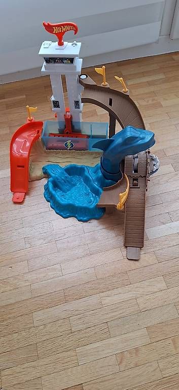 Giocattoli: Hot Wheels Piste Attaque Requin – Usato da Nyon venduto da rullorullo