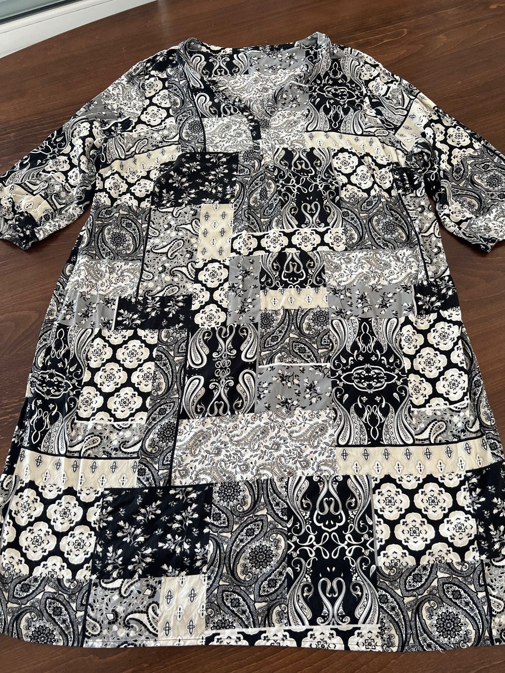 Kleider: Kleid Patchwork -Viskose- Gr. 44 neuwertig – Gebraucht aus Ebmatingen von Mistelu