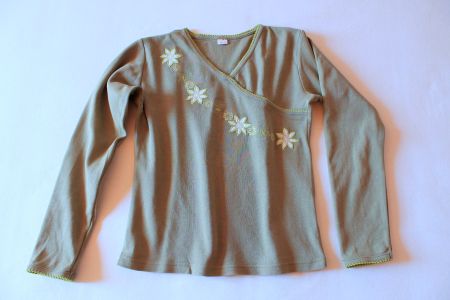 hübsches SHIRT / Langarmshirt mit Stickerei  134
