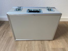 Stabiler Metallkoffer 50 × 20 × 37 cm mit Schaumstoffeinlage