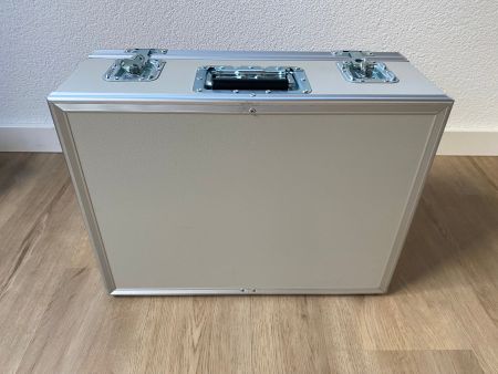 Stabiler Metallkoffer 50 × 20 × 37 cm mit Schaumstoffeinlage
