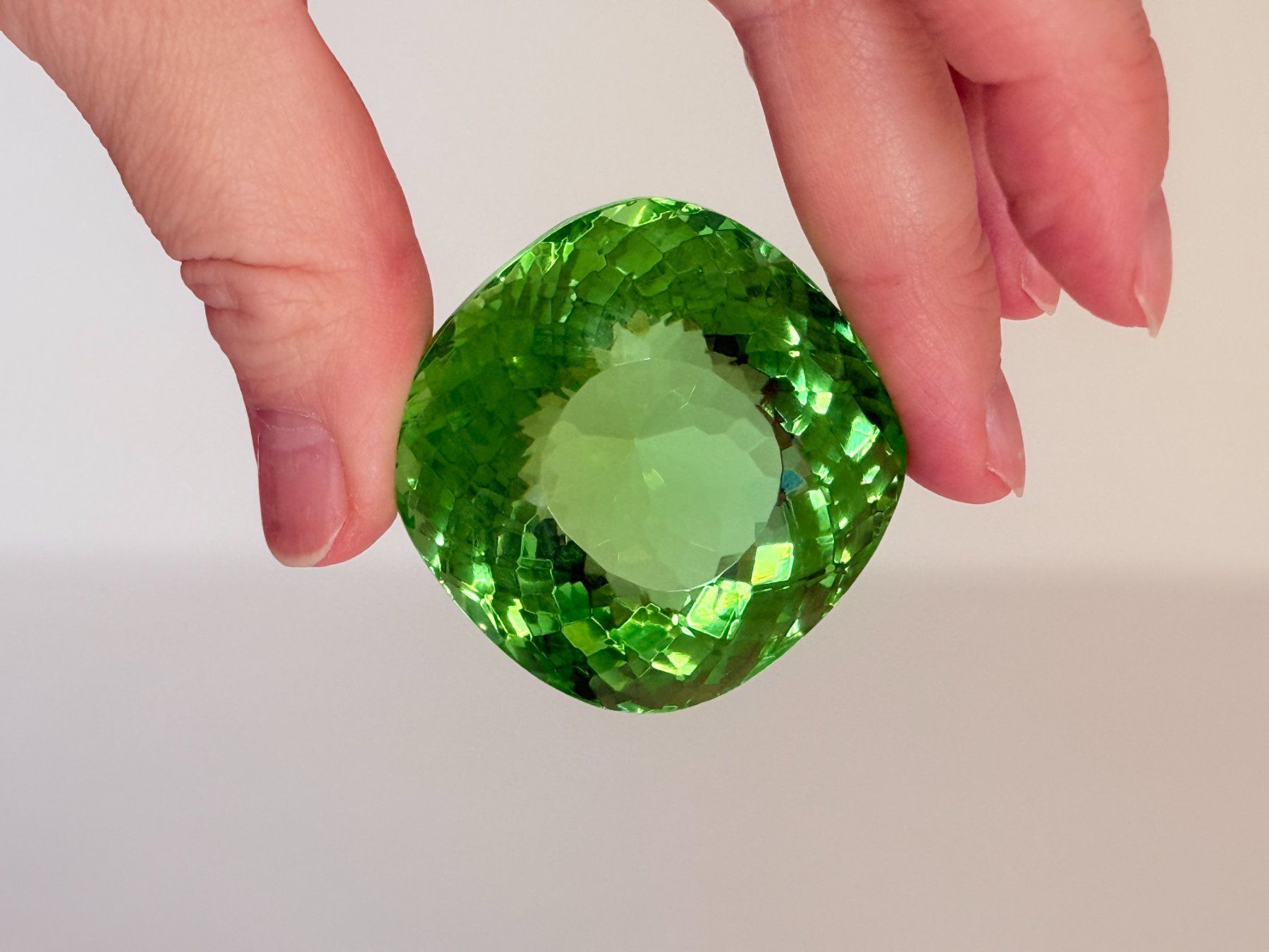 Minerali & Pietre curative: Certified 331.80 Ct Cushion Cut Loose Gem – Nuovo e nell'imballaggio originale da Genève venduto da AWWA 2