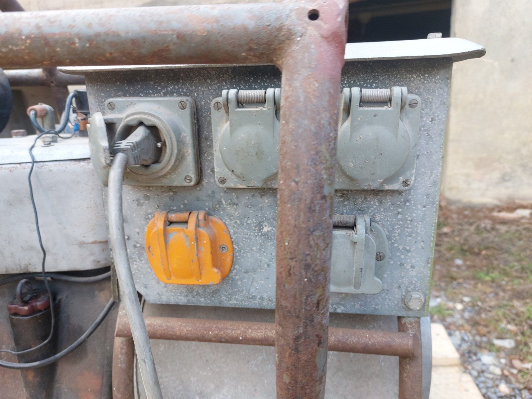 Generatori di corrente: Notstromgruppe/ Stromerzeuger/ Generator Motwatt 6KVA – Usato da Landquart venduto da Tractospeed01 6
