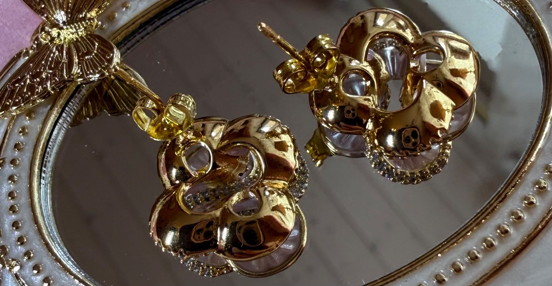 Orecchini pendenti & Orecchini a lobo: Boucles d'oreilles Trèfle Nacré rose – Nuovo e nell'imballaggio originale da St-Maurice venduto da Sandrinette123 4