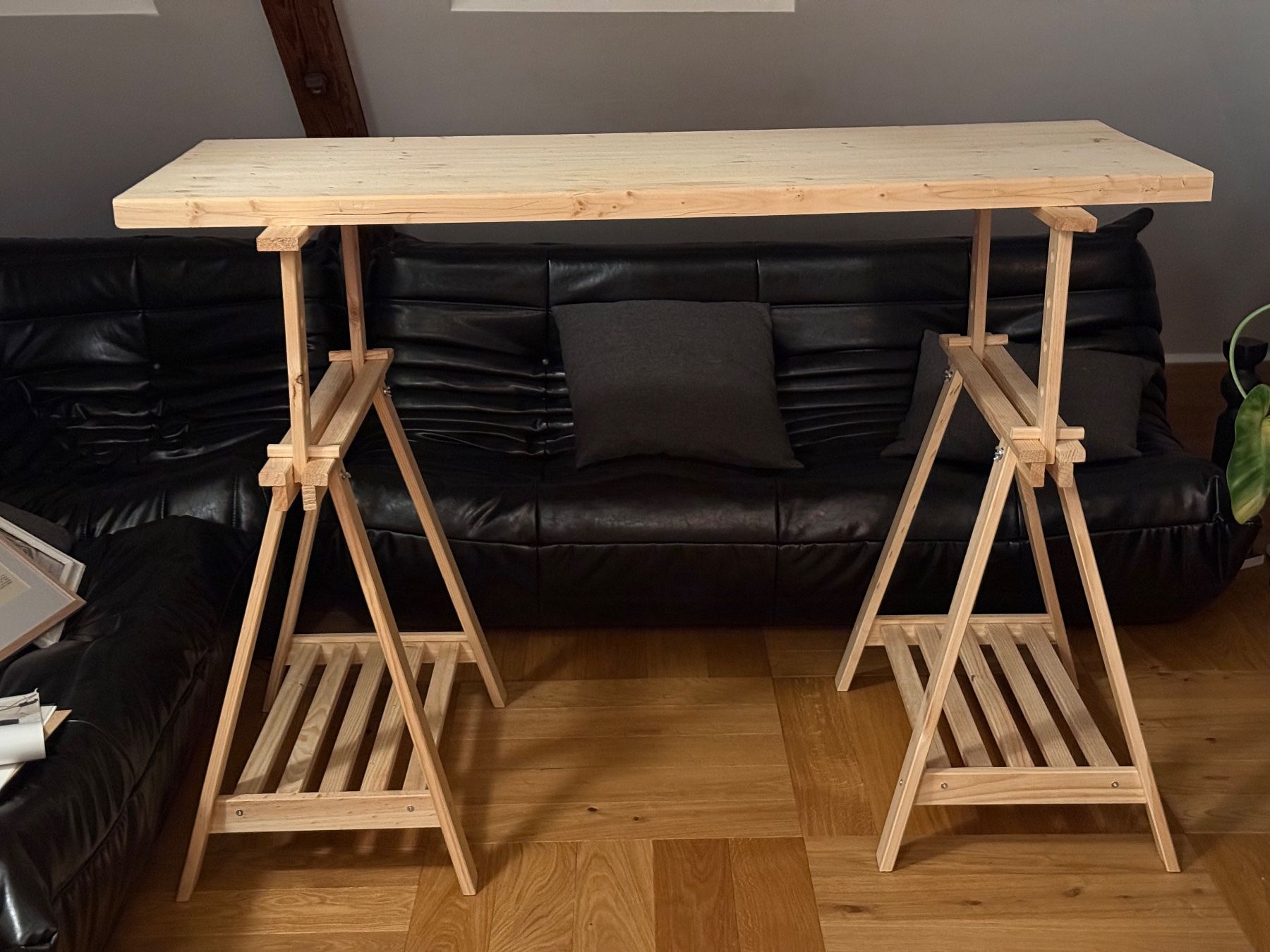 Schreibtische: Schreibtisch Bockgestelle aus Holz mit Ablage – Neu (gemäss Beschreibung) aus Zürich von josiep 2