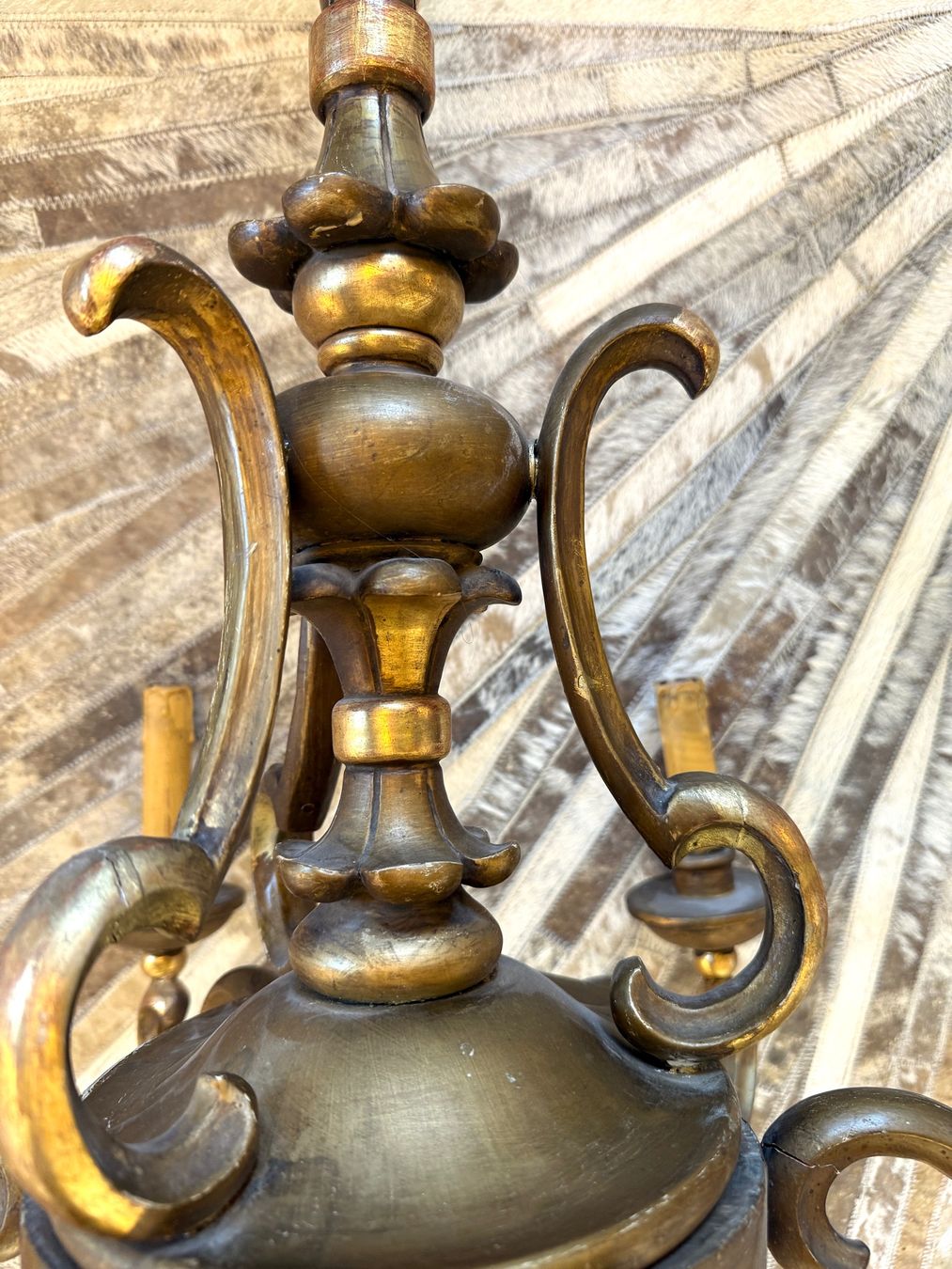 Kronleuchter & Deckenlampen: Antique lustre en bois à 6 bras – Gebraucht aus Veyrier von Szurkemaci 4