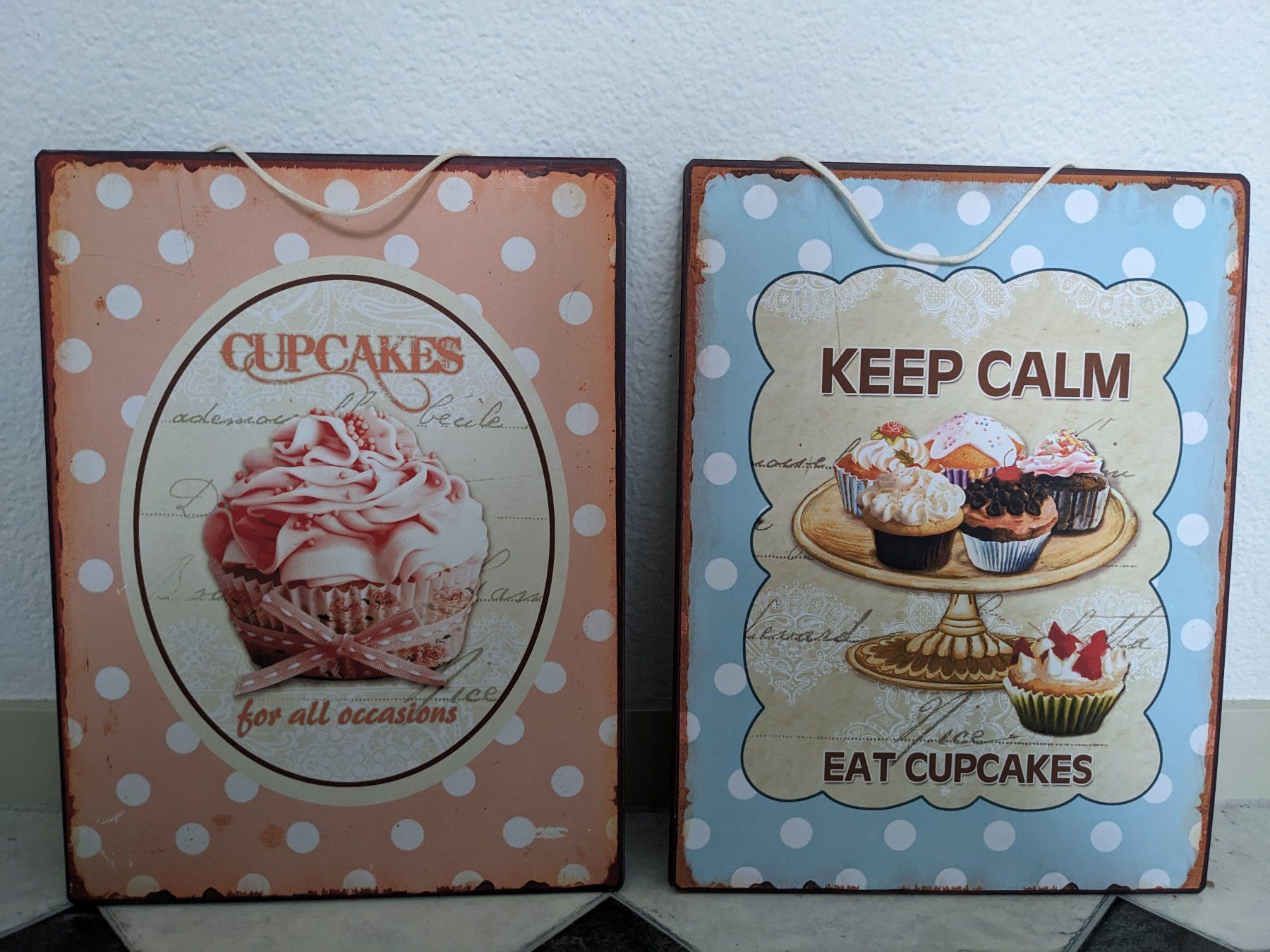 Insegne: 2 Schilder Deko Keep calm eat cupcakes – Usato da Lengnau AG venduto da Nathi88 1