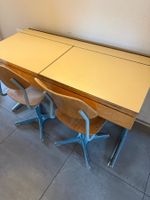 Schulpult vintage mit zwei Stühlen Holz