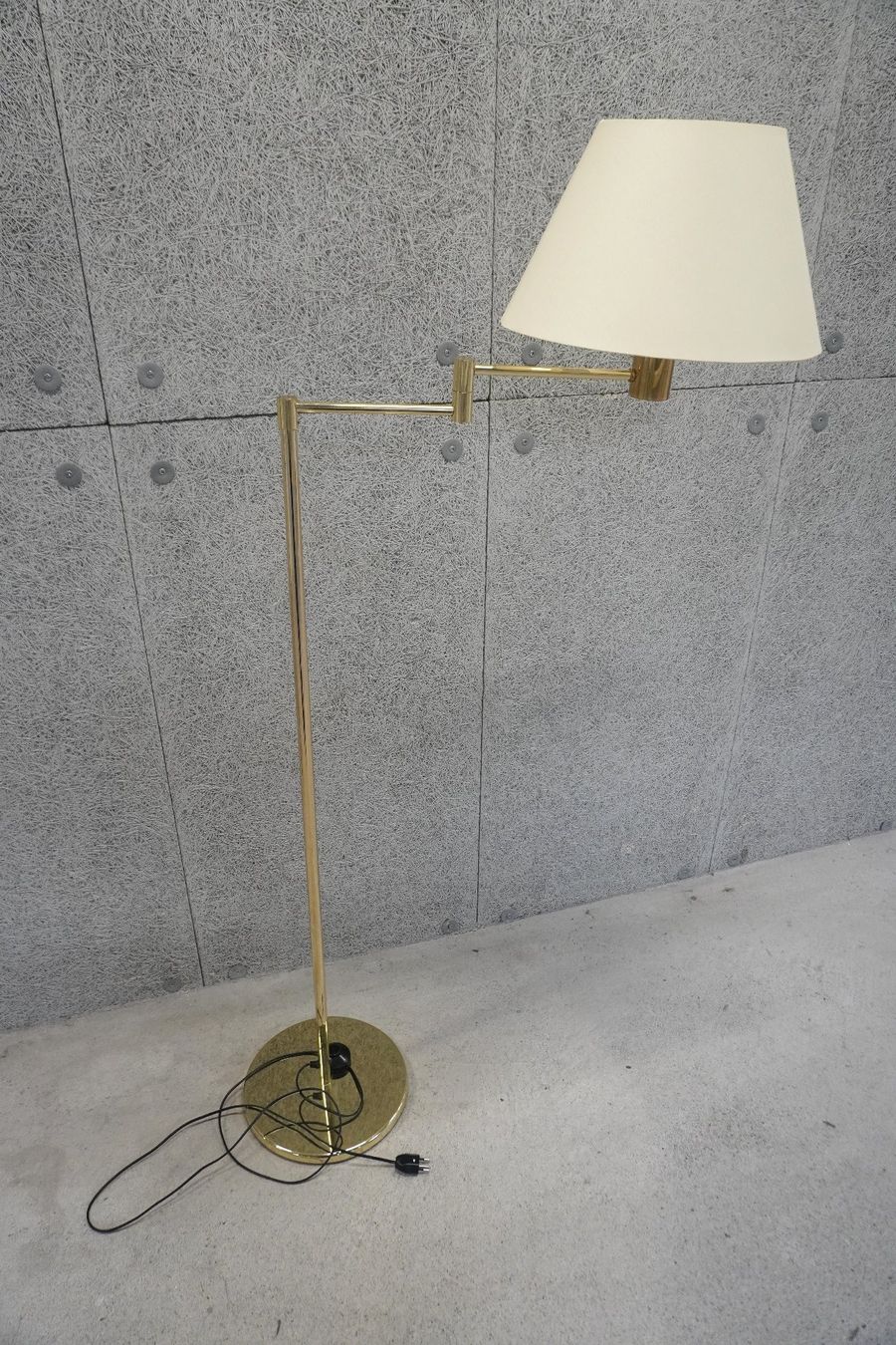 Lampade: Designer Stehlampe Leuchte Messing mit Lampenschirm S347 – Usato da Basel venduto da B.W.B.