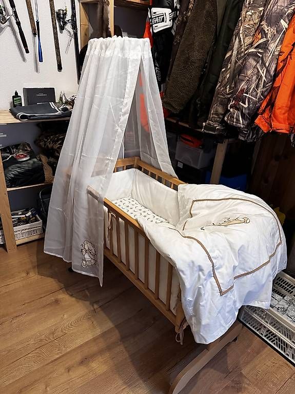 Culle: Babywiege mit Schleier – Usato da Innerferrera venduto da Sternli-24.
