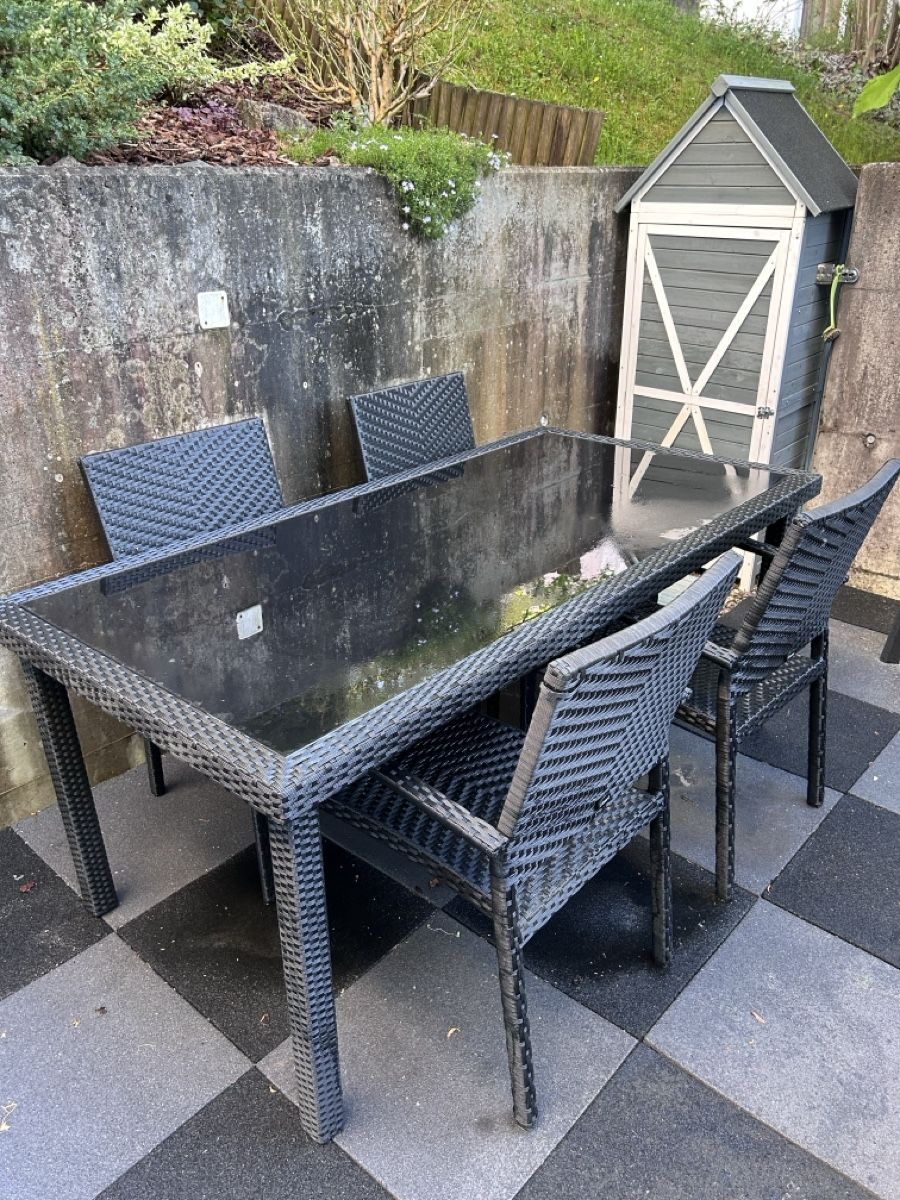 Set di tavolo e panche: Gartenmöbel Set Limare, Tisch mit Glasplatte , 4 Stühle – Usato da Baden venduto da rockabashady