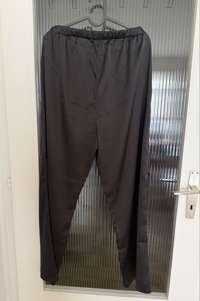 Pantaloni: Pantalon noir satiné – Nuovo (secondo la descrizione) da Monthey venduto da iri_9pt5 2