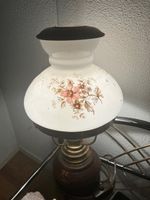Nachttischlampe, Messing, Holzsockel, Glas mit Blumenmuster