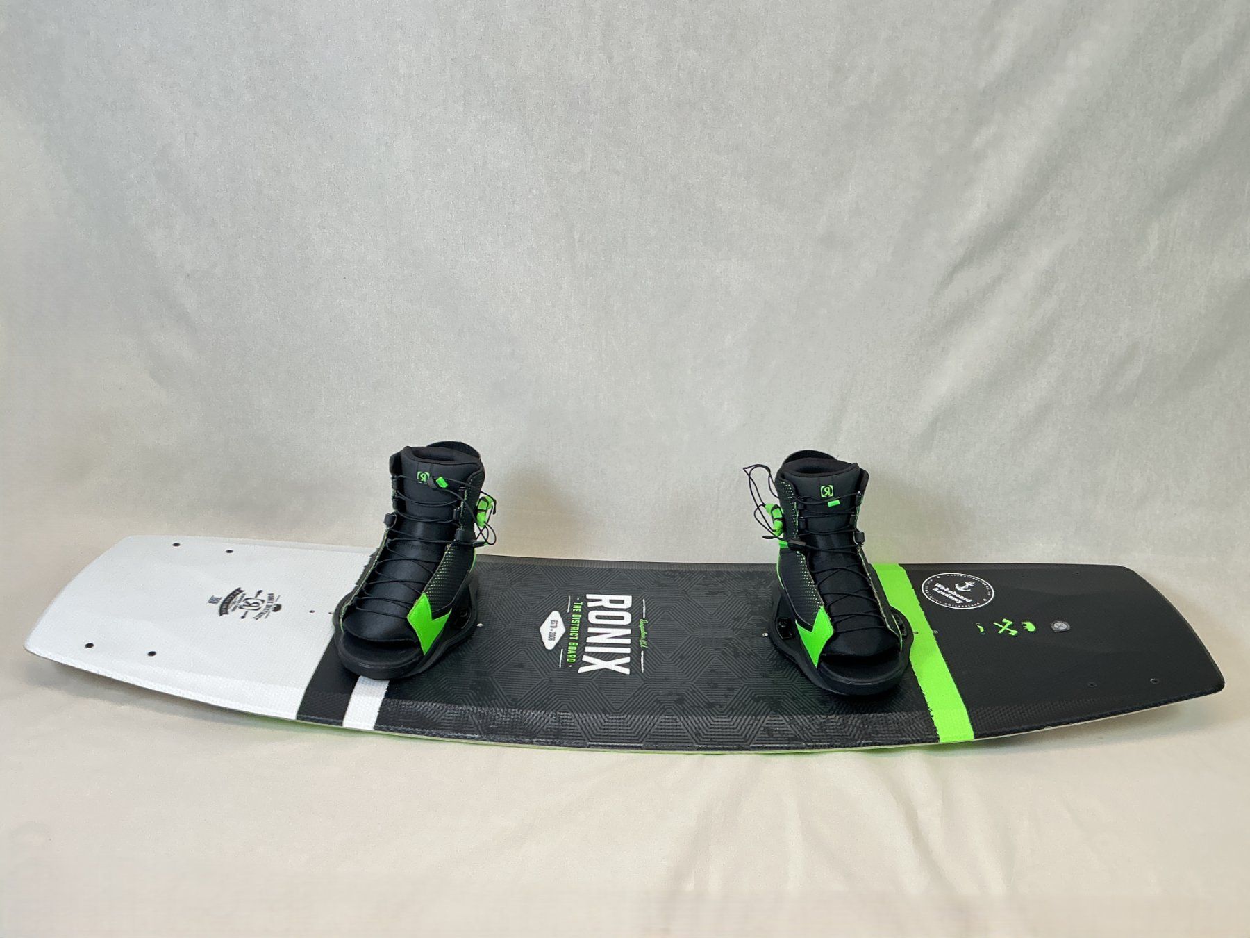 Ronix Surfboards & Schwimmbrette: RONIX Wakeboard the District 150 cm / Gr. 40 - 45.5 – Gebraucht aus Richterswil von Restwert_Richterswil