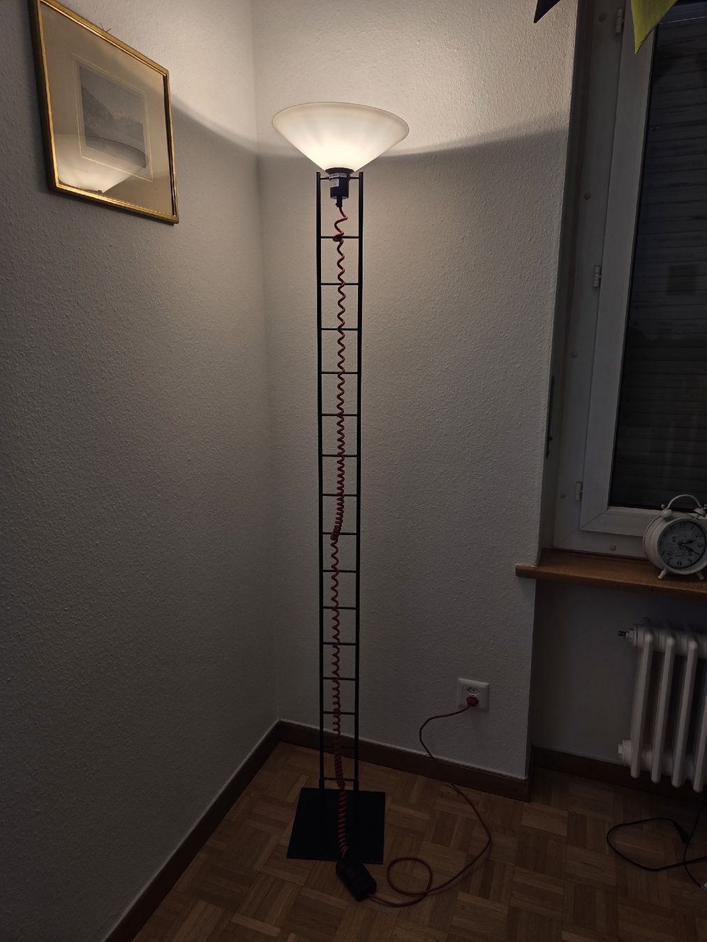 Lampen: Stehlampe schwarz mit rotem Kabel – Gebraucht aus Allschwil von Puellula 1