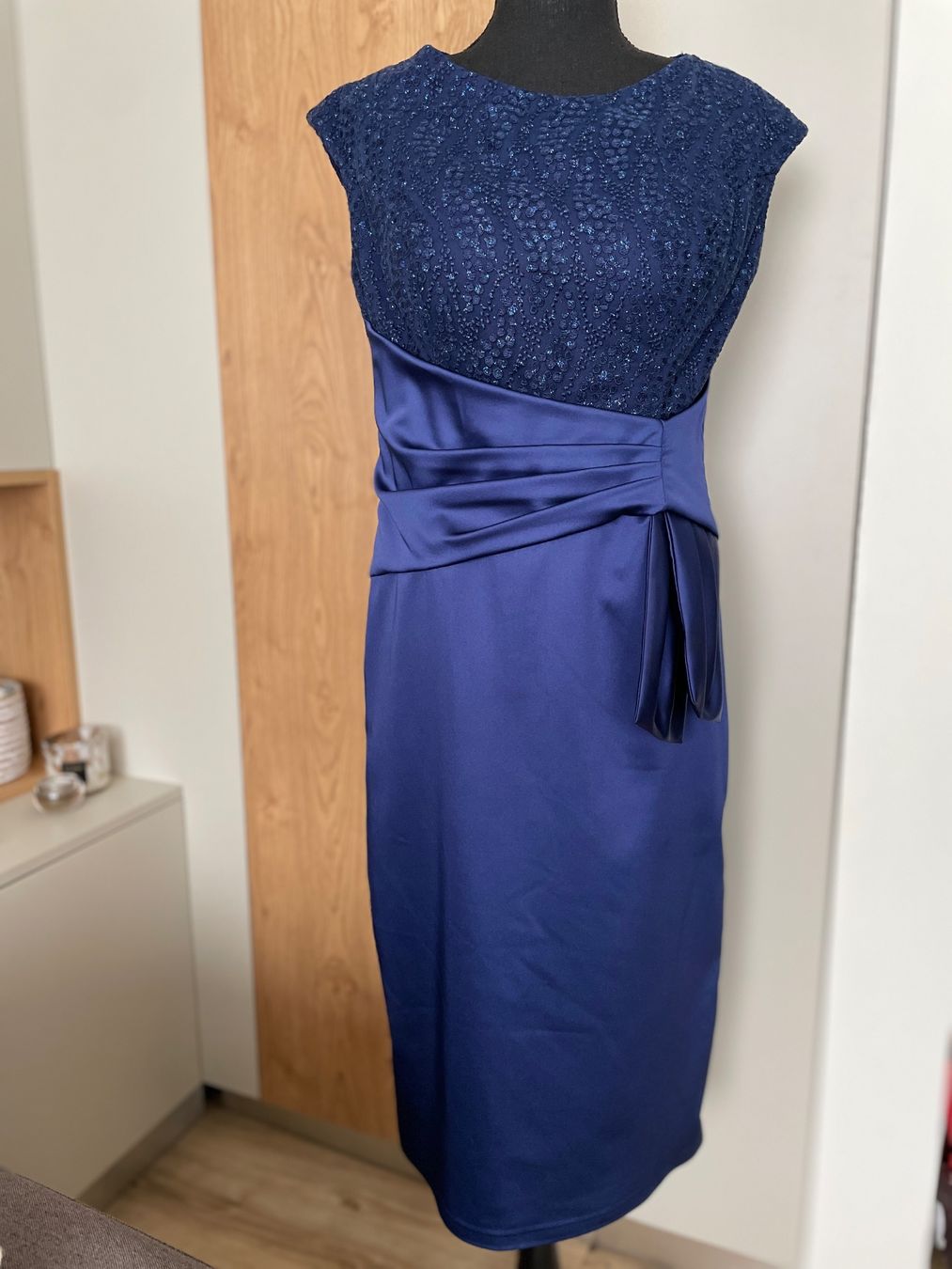 Vestiti: Cocktail Kleid mit Spitze, dunkelblau Gr. 38 – Usato da Birsfelden venduto da Nic21