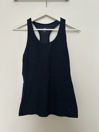 Dunkelblaues Sport-Top ohne Ärmel