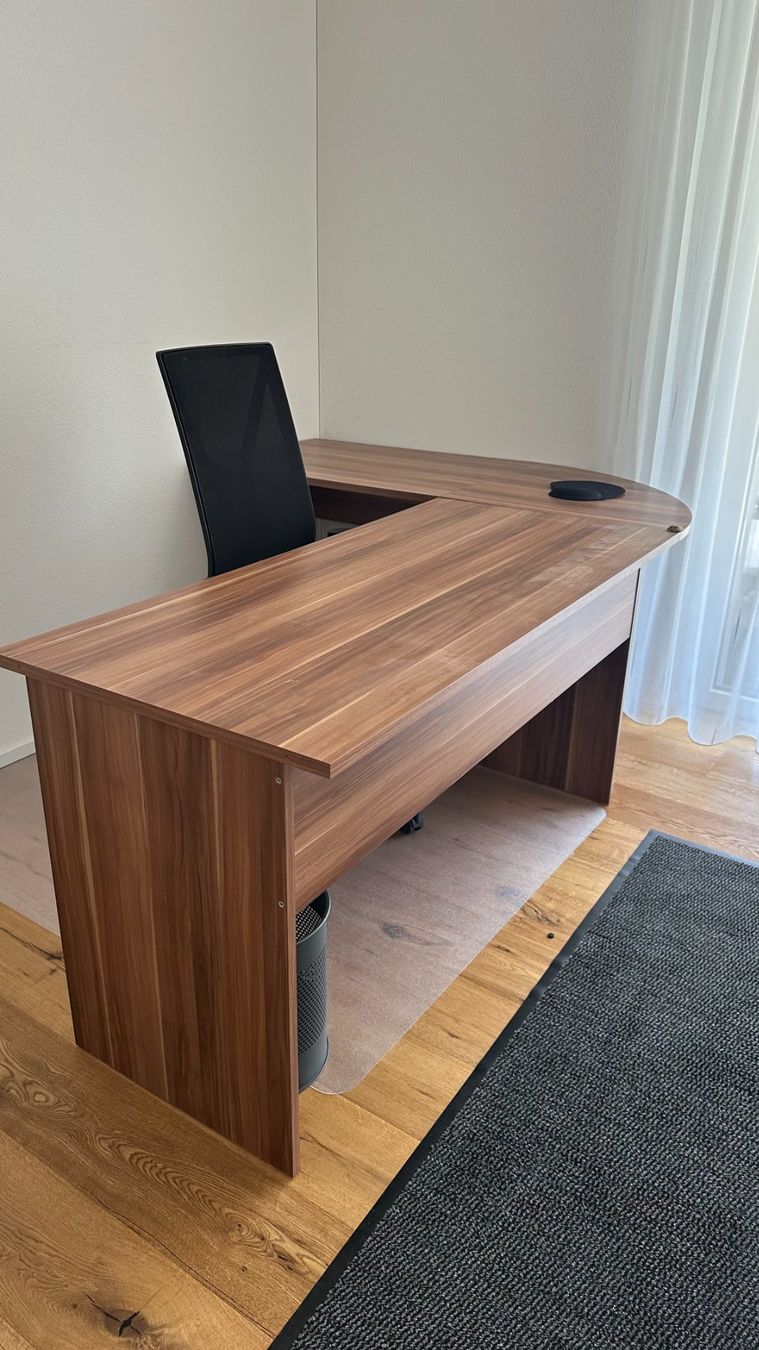 Bureaux: Schreibtisch mit Bürostuhl – D'occasion à Luzern par Serro0