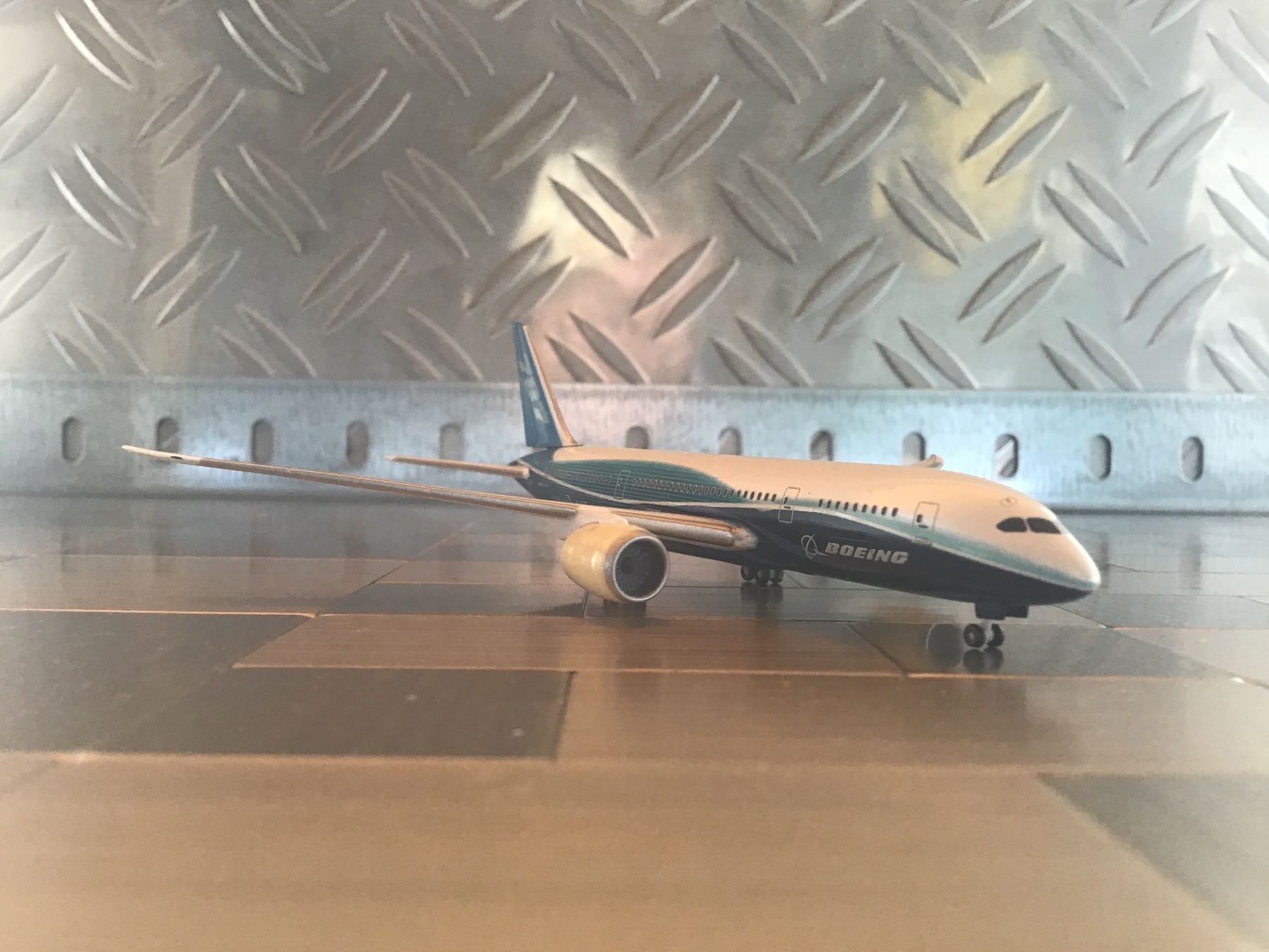 Herpa Kit di modellismo & Modellini statici: HERPA  BOEING 787-8 1/500 – Usato da Männedorf venduto da Spezial-Modelle 1