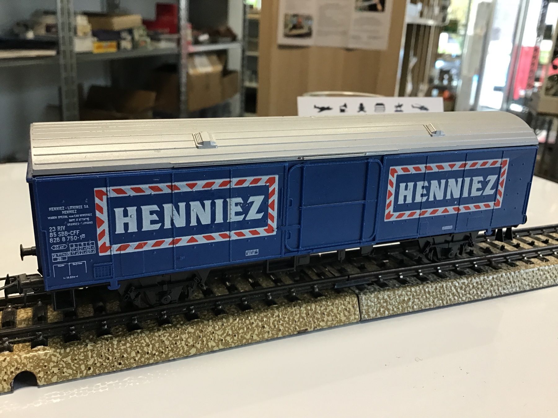 Lima Modellini di ferrovie: LIMA HENNIEZ GÜTERWAGEN SPUR H0 – Usato da Männedorf venduto da Modell-Spezialisten 1