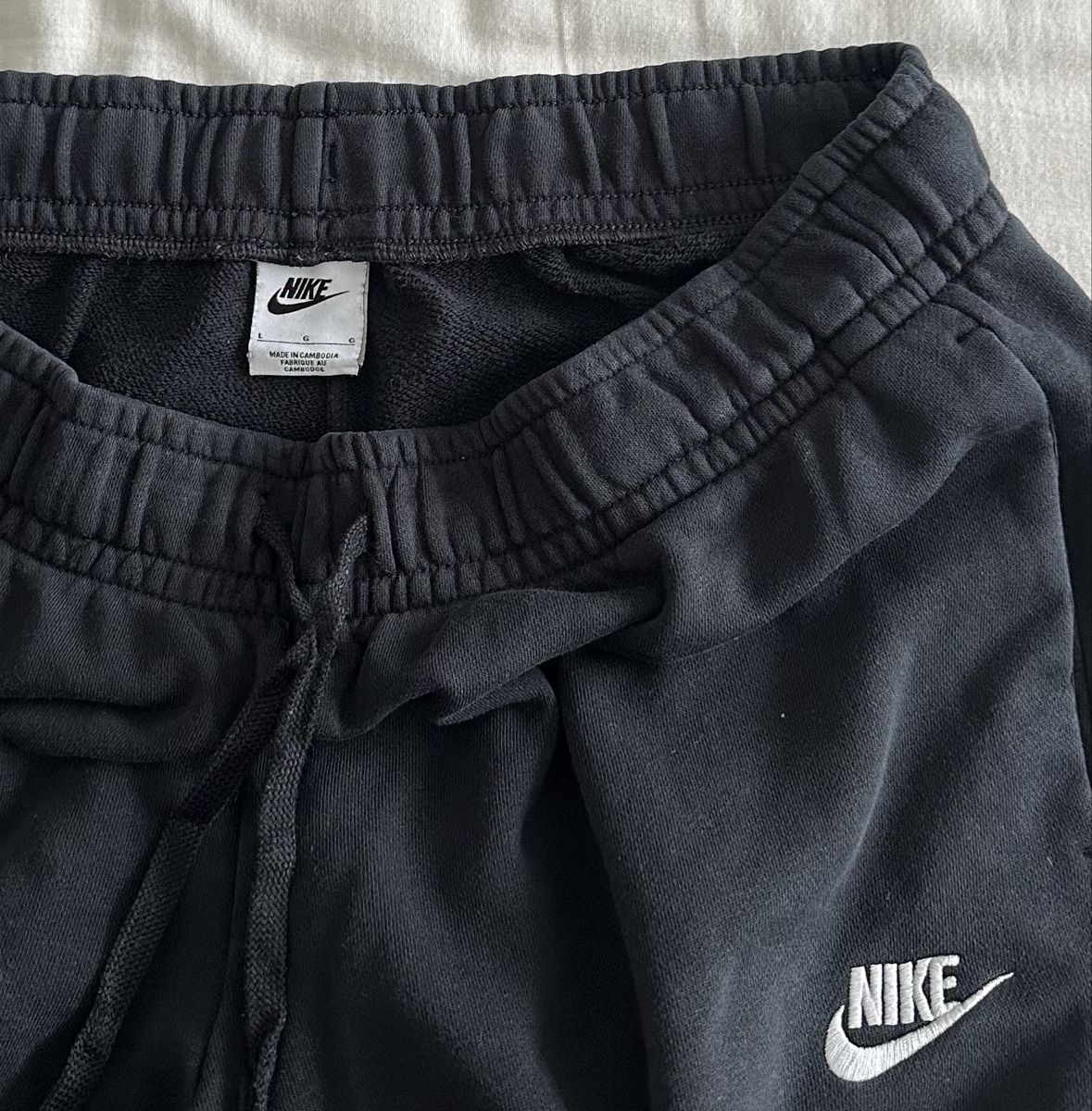 Nike Pantaloni: Schwarze Nike Trainerhose Wide-Leg – Usato da Goldach venduto da mariarosapenasa 1