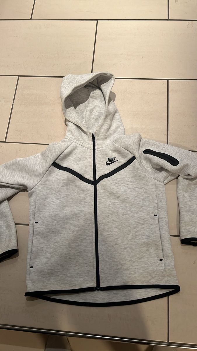 Nike Vestes: Nike Tech Fleece grau Gr.146-156 – D'occasion à Niederglatt SG par Befi1