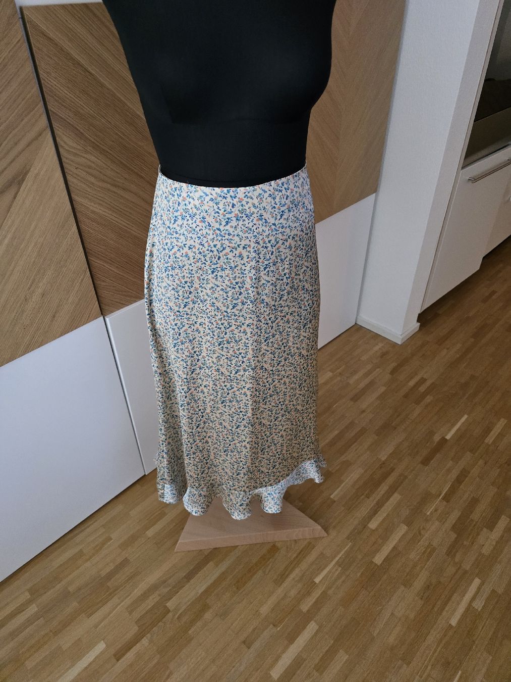 Zara Jupes: Zara Rock, Grösse L, Blumenmuster – D'occasion à Zürich par ale_bg2x 1