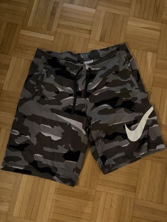 Nike Shorts Tarnung Grösse L guter Zustand