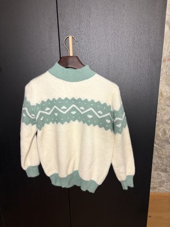 Cosy Winter Jumper with Nordic Design. Size Medium.