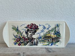 Plateau avec femme en habit traditionnel