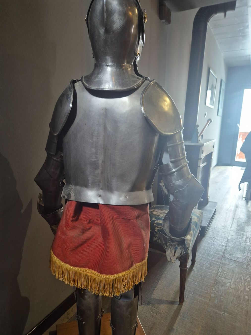 Tutte le decorazioni: Exceptionnelle Armure de jeune Prince médiéval – Usato da Morgins venduto da pmd_px9d 7