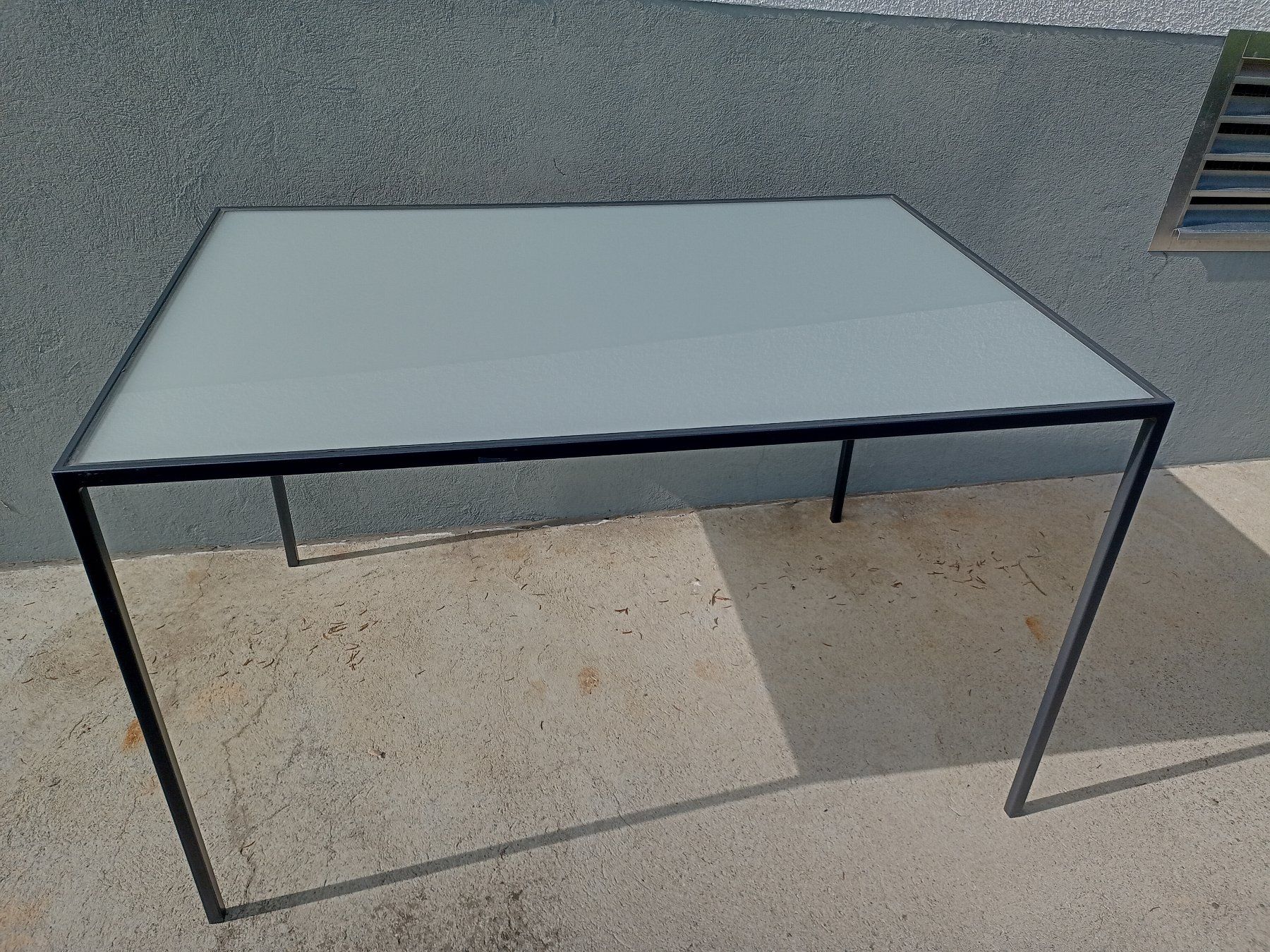 Tavoli: Metalltisch mit Glasplatte – Usato da Uttigen venduto da rotweissblau