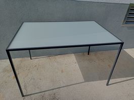 Metalltisch mit Glasplatte