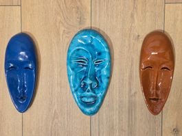 3 masques décoratifs en terre cuite environ 1950