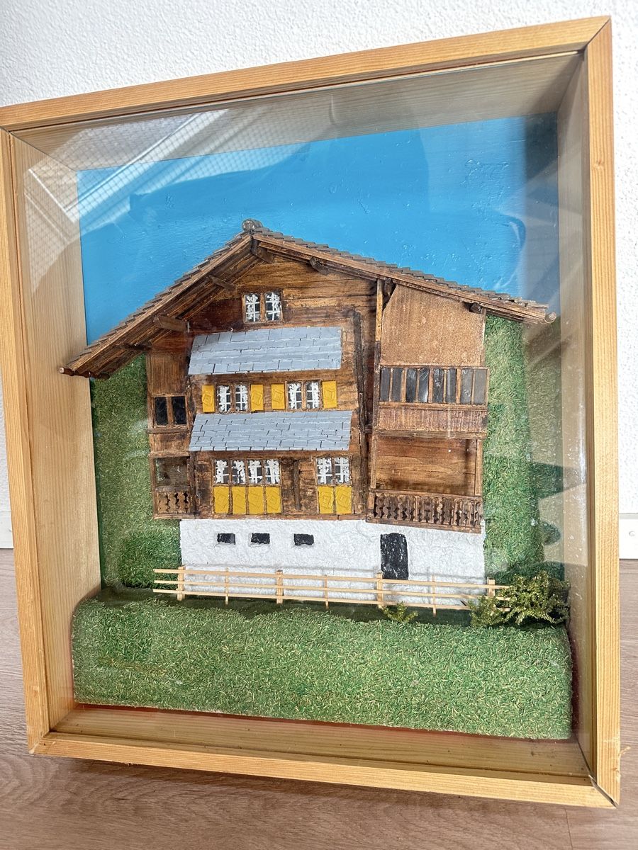 Foto & Immagini: Altes Schweizer Chalet Modell im Glaskasten. – Usato da Rafz venduto da Tueni1
