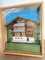 Altes Schweizer Chalet Modell im Glaskasten.