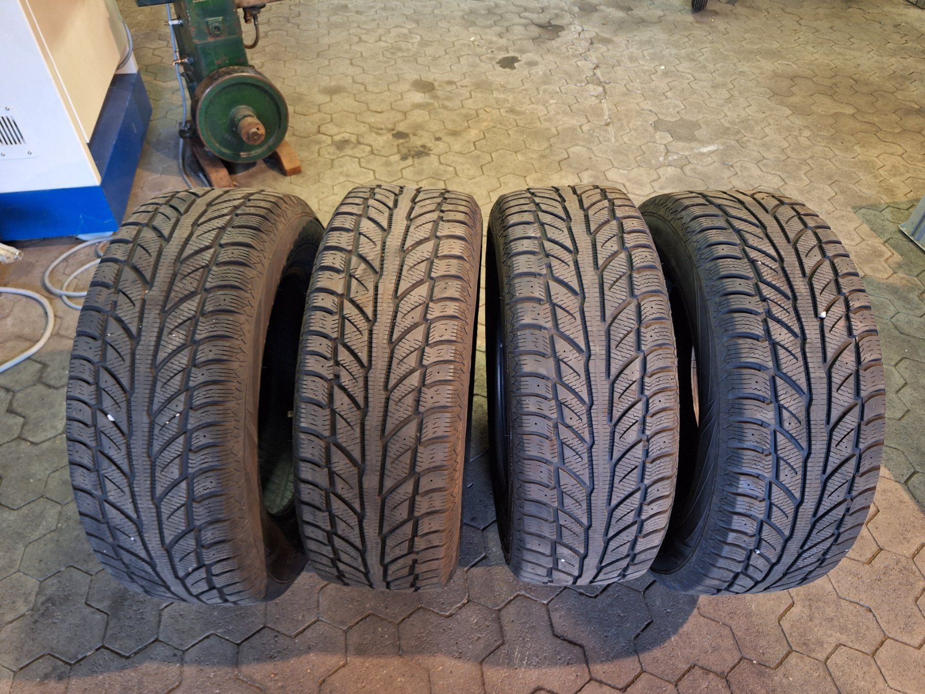 Alle Autoersatzteile: Winterpneu 235/65 R 17 – Gebraucht aus Willisau von 19AM91