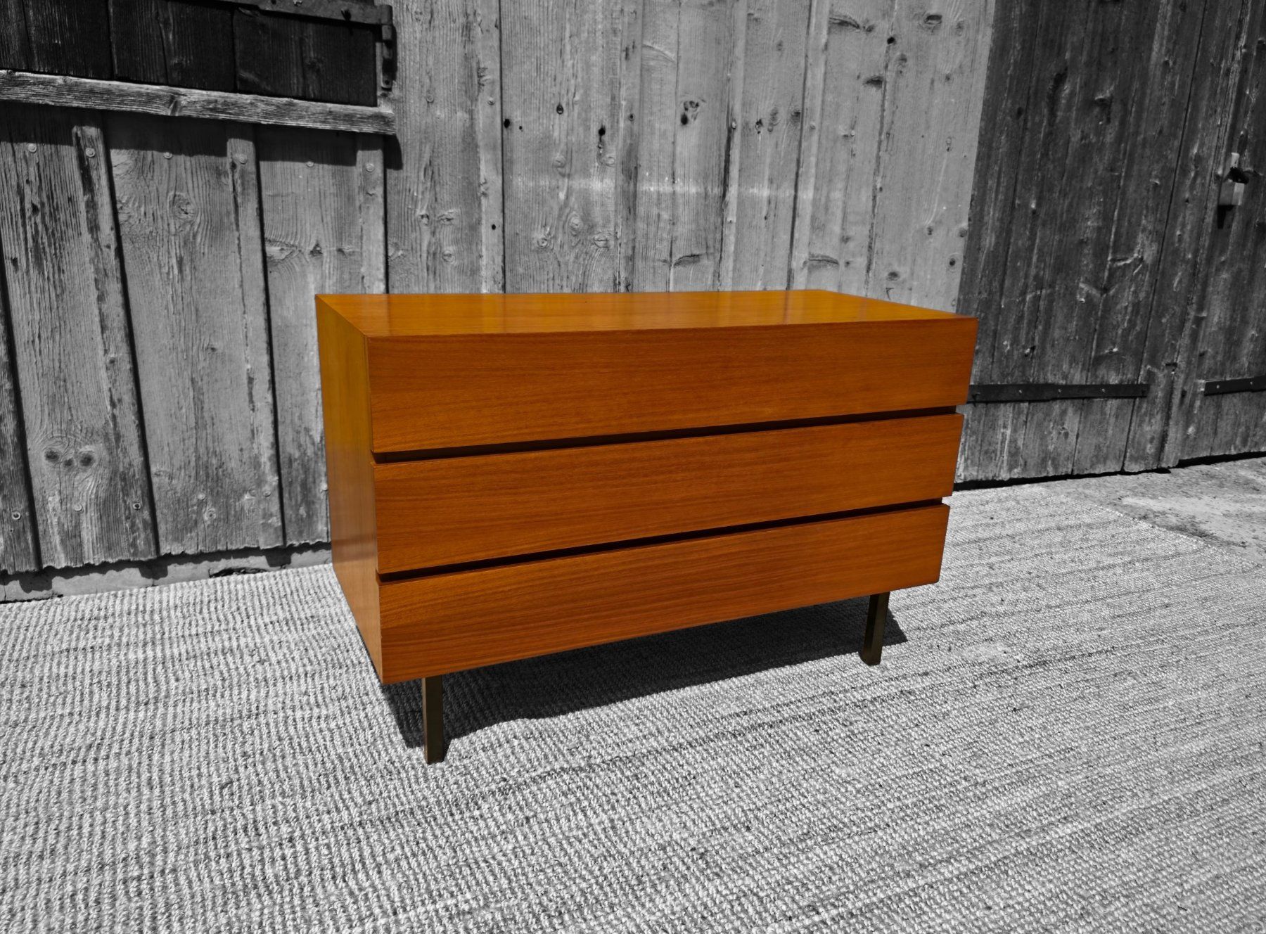 Commodes: Mid Century  Minimalist Sideboard Nussbaum – D'occasion à Haslen AI par Vintagelix
