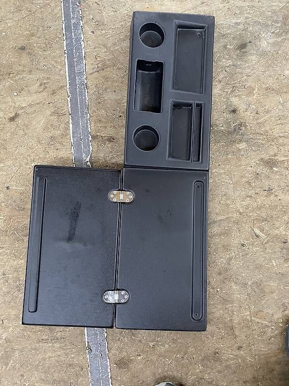 Tutti pezzi di ricambio auto: Vw T3 Armaturenbrett klappbar  – Usato da Saanen venduto da slu01 1