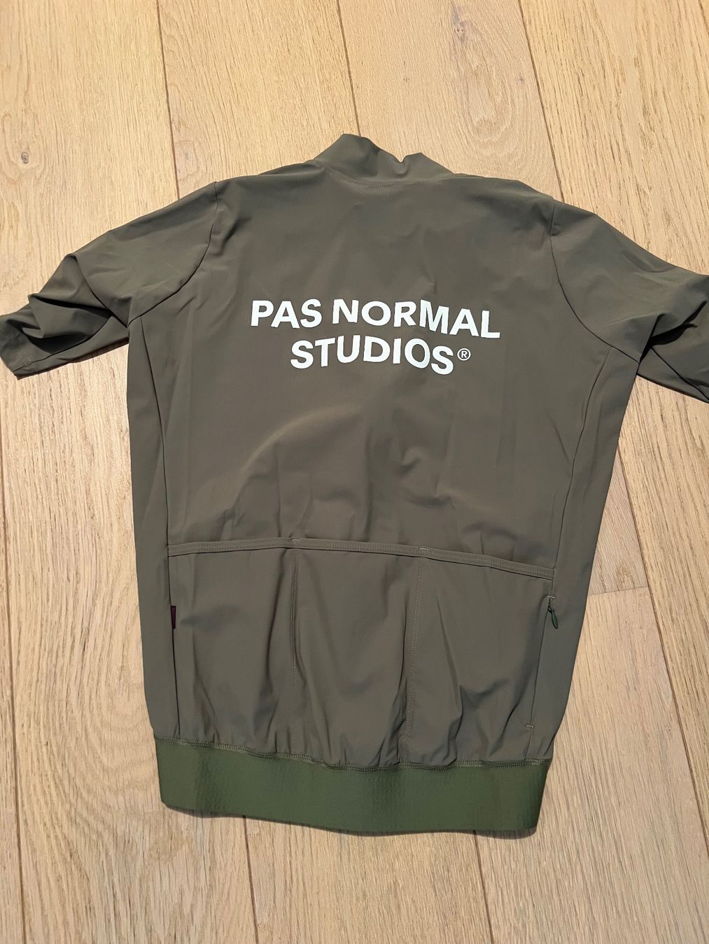 Leibchen & Hosen: Jersey M Pas Normal Studios Essential – Gebraucht aus Neuchâtel von jon_588l 1