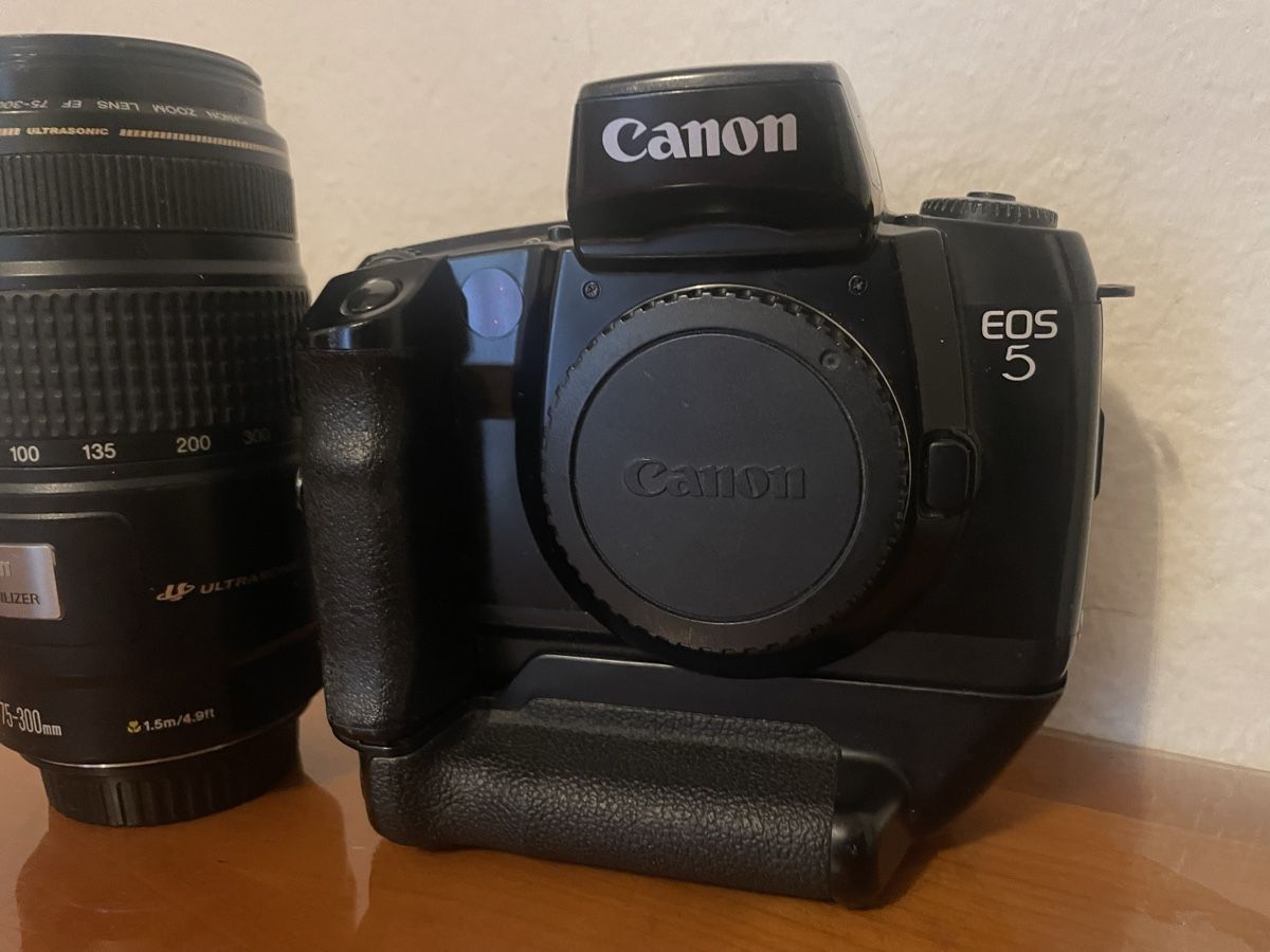 Canon Fotocamera: Canon EOS 5 analog Spiegelreflexkamera mit 75-300mm Objektiv – Usato da Zürich venduto da semi16 1