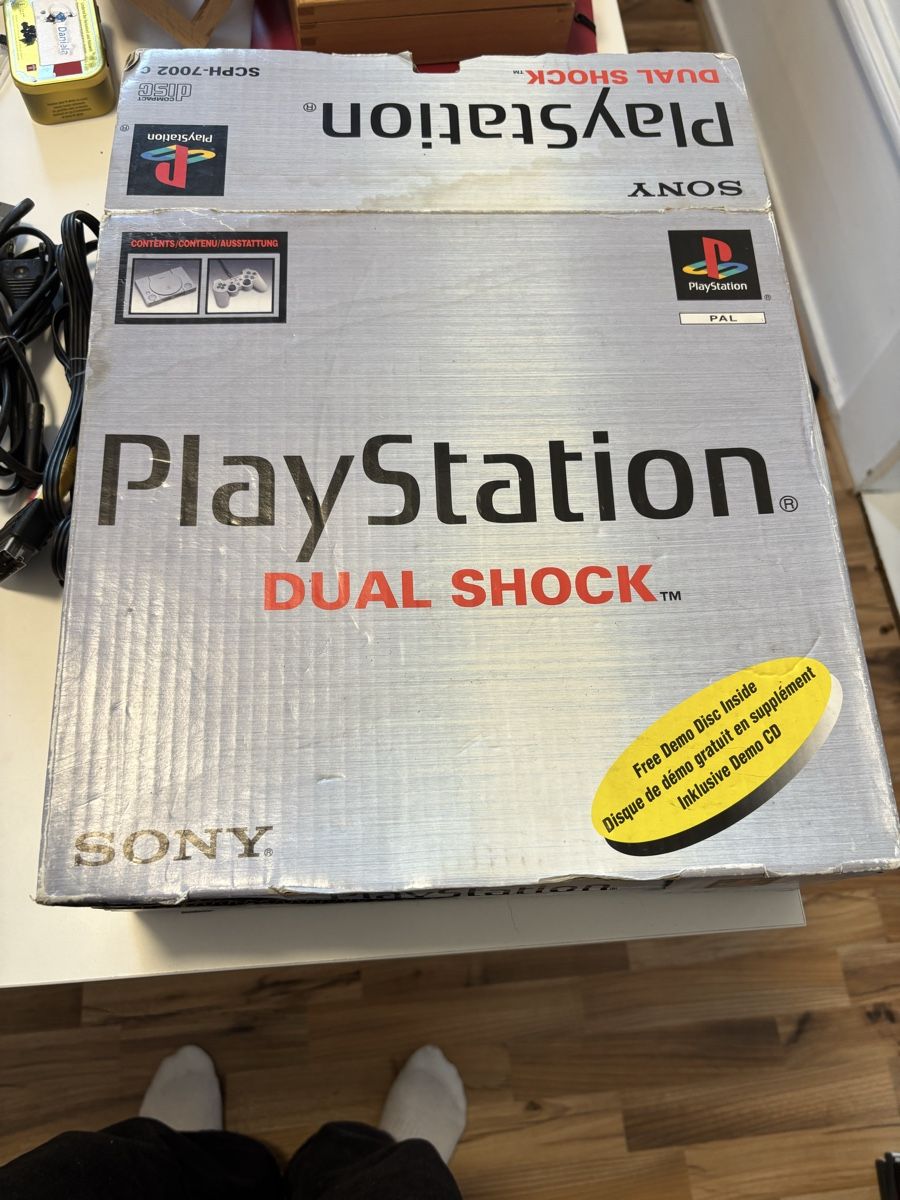 Sony Console: Console PlayStation 1 SCPH-7002 Dual Shock avec boite – Usato da La Chaux-de-Fonds venduto da DANIELA19961996 1