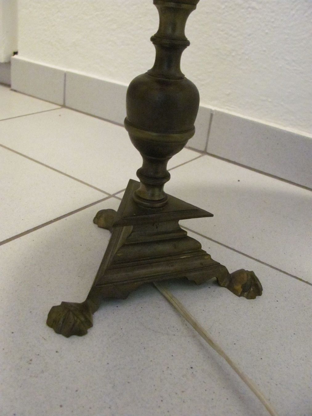 Lampade: Antike Tischlampe mit Tierhautschirm – Usato da Däniken SO venduto da Tera-x 3