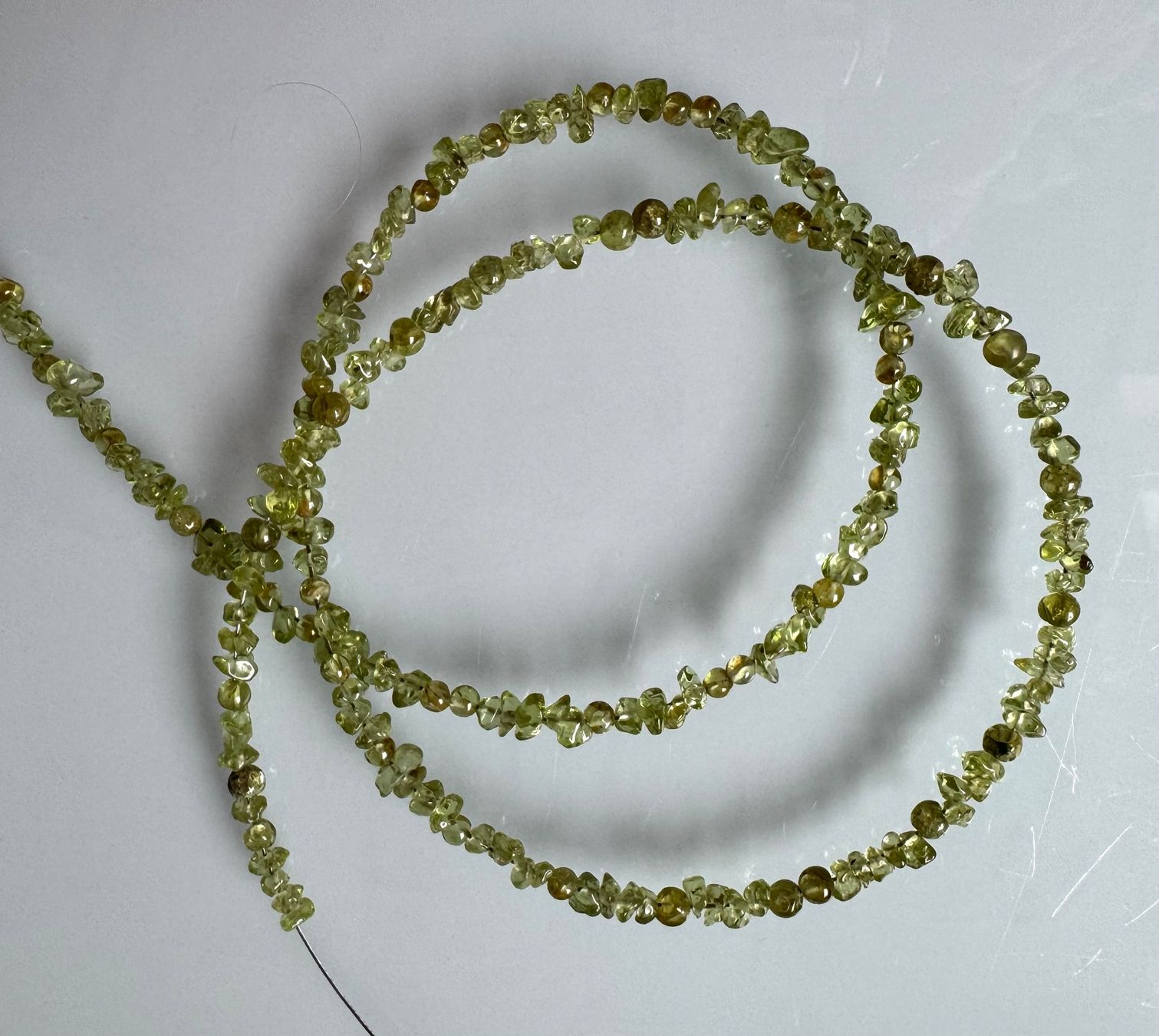 Ketten: Peridot. Olivin   extra  wilde Nugget Form + rund     53cm – Neu und originalverpackt aus Leuggern von gemshow 1