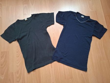 2 T-shirts