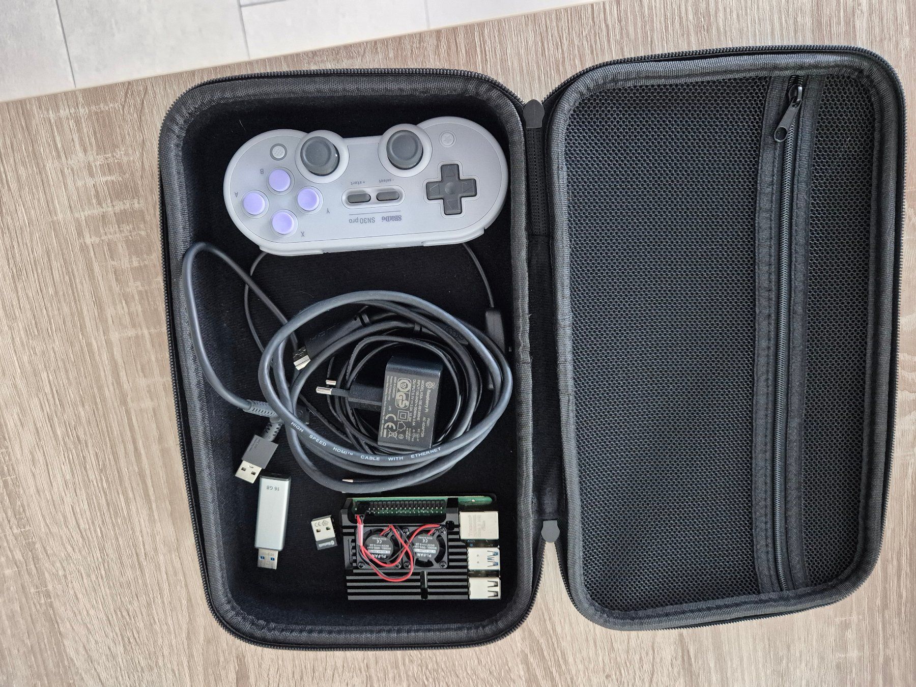 Raspberry Pi PCs: Raspberry Pi 4, 8bitDo SN30 pro Controller, Gehäuse, USB – Gebraucht aus Künten von weitnow 1